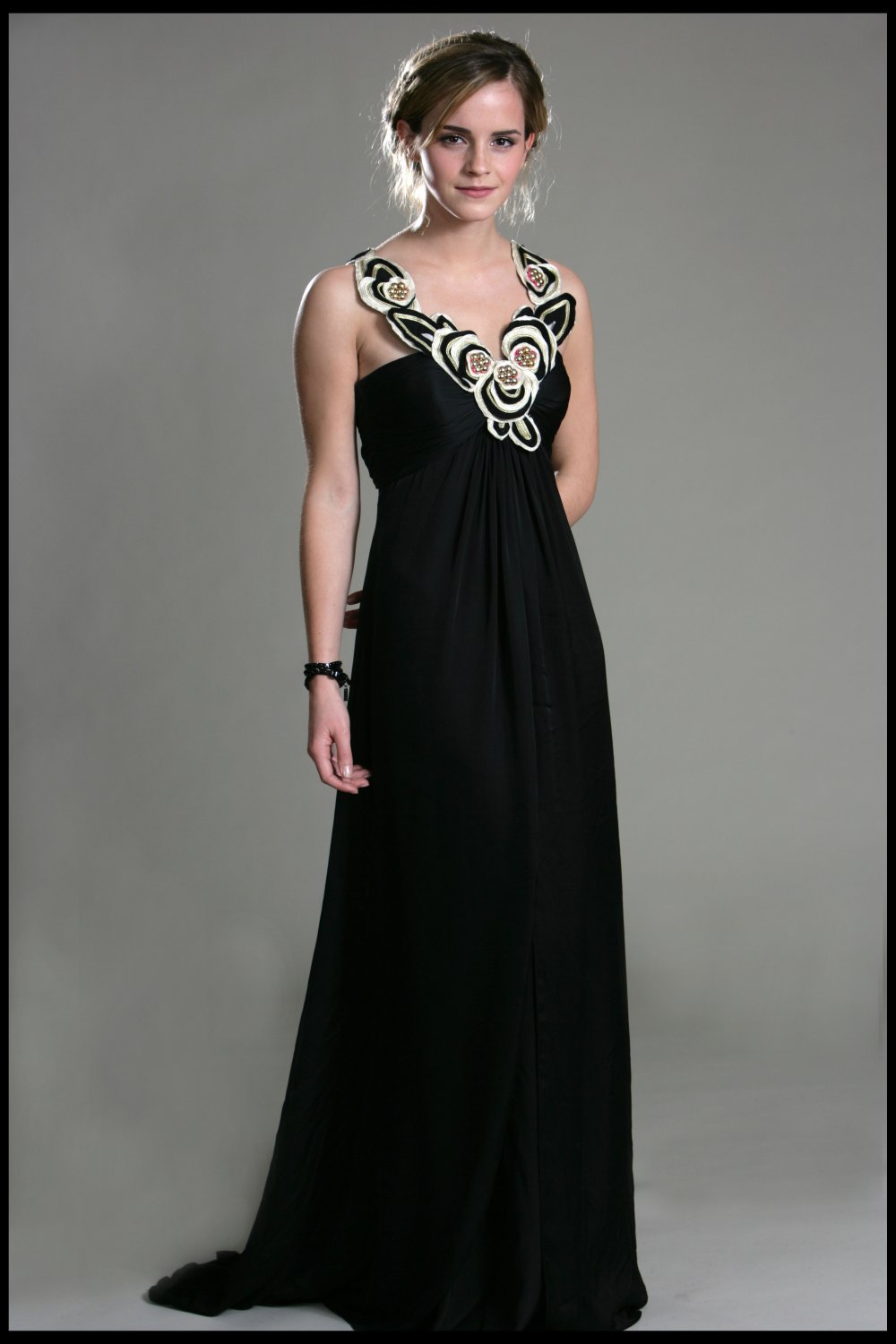 cbveBwny Emma Watson Black Dress 05.jpg